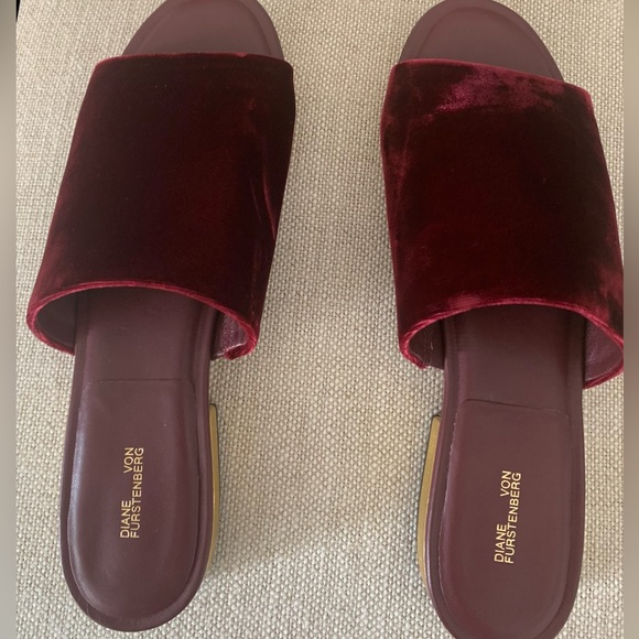 Diane Von Furstenberg Velvet Burgundy Slide - Picture 8 of 8